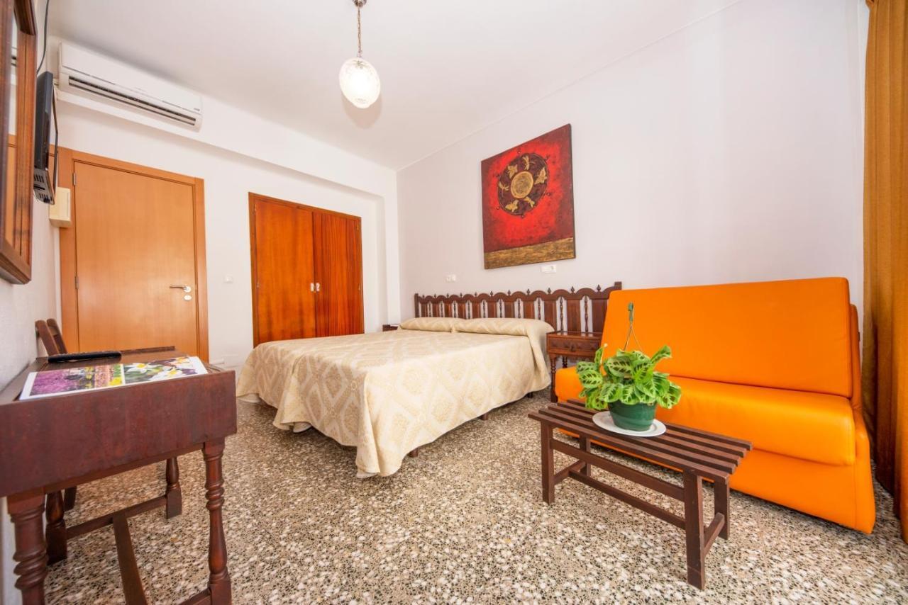 Hostal Y Apartamentos Santa Eulalia Santa Eularia des Riu Ngoại thất bức ảnh