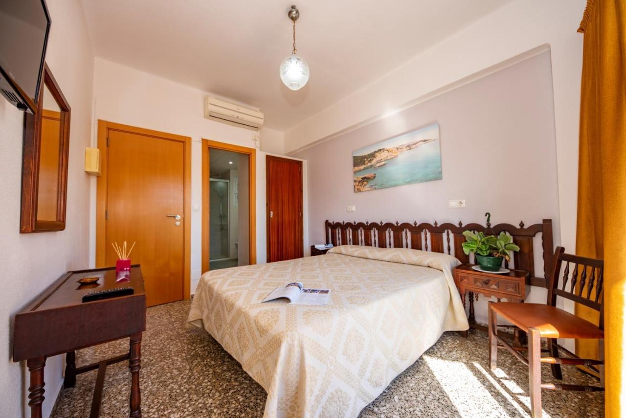 Hostal Y Apartamentos Santa Eulalia Santa Eularia des Riu Ngoại thất bức ảnh