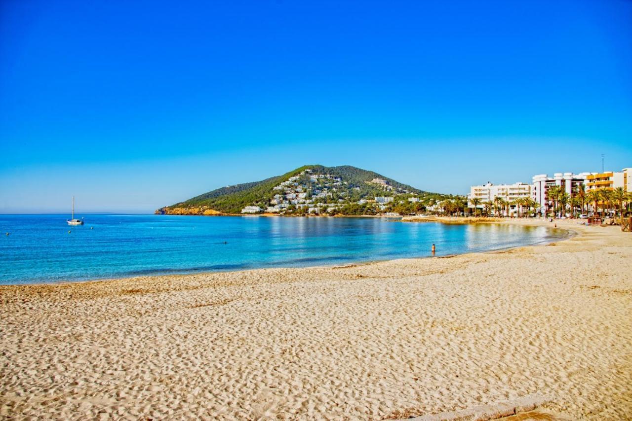 Hostal Y Apartamentos Santa Eulalia Santa Eularia des Riu Ngoại thất bức ảnh