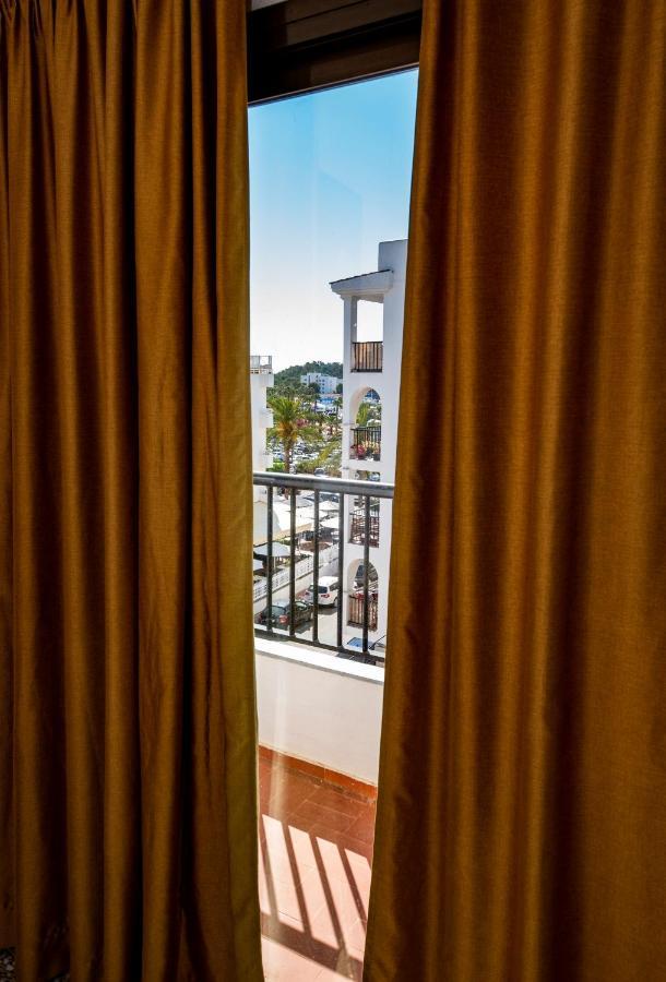 Hostal Y Apartamentos Santa Eulalia Santa Eularia des Riu Ngoại thất bức ảnh
