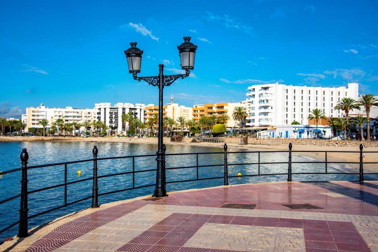 Hostal Y Apartamentos Santa Eulalia Santa Eularia des Riu Ngoại thất bức ảnh