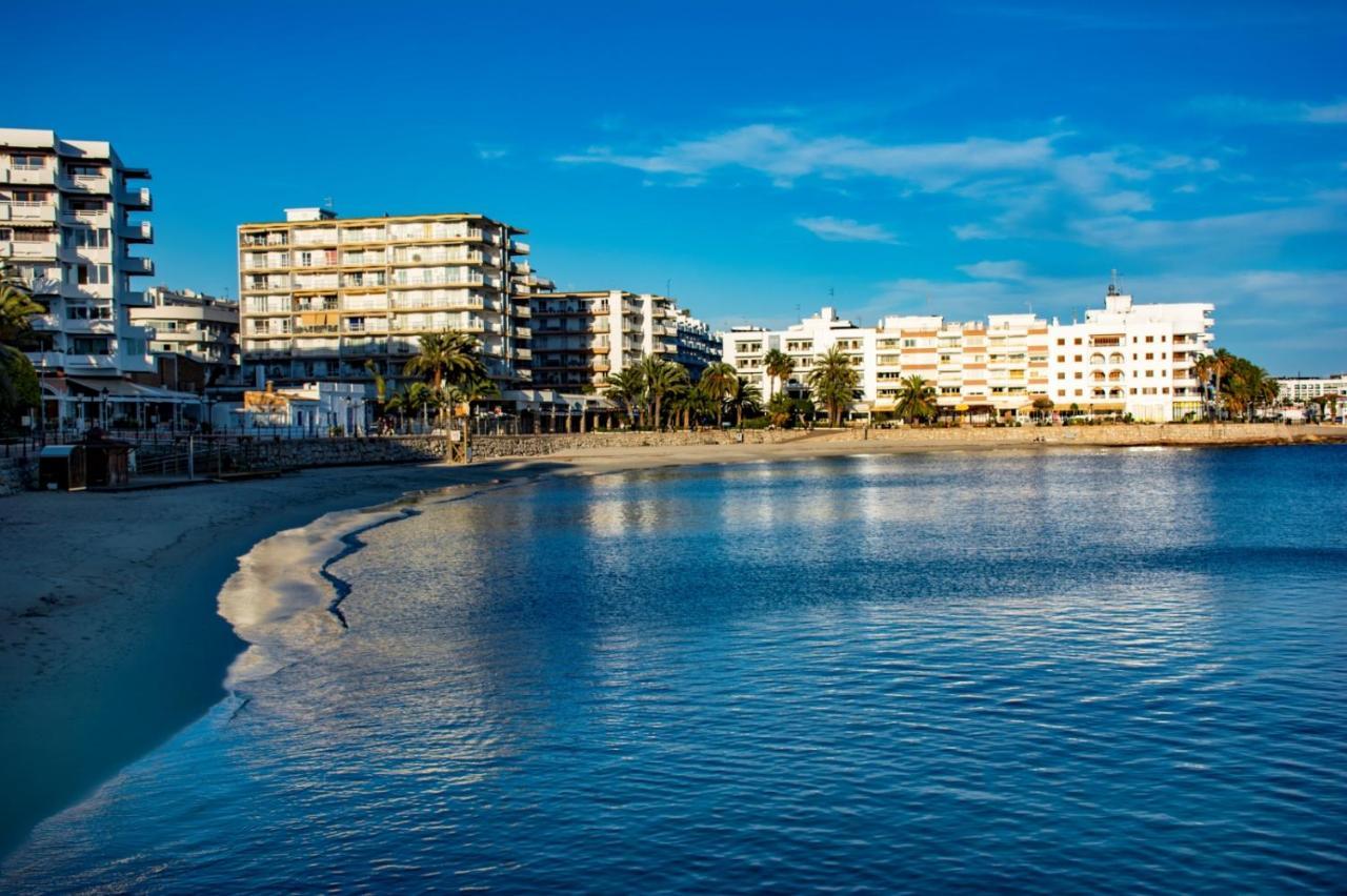 Hostal Y Apartamentos Santa Eulalia Santa Eularia des Riu Ngoại thất bức ảnh