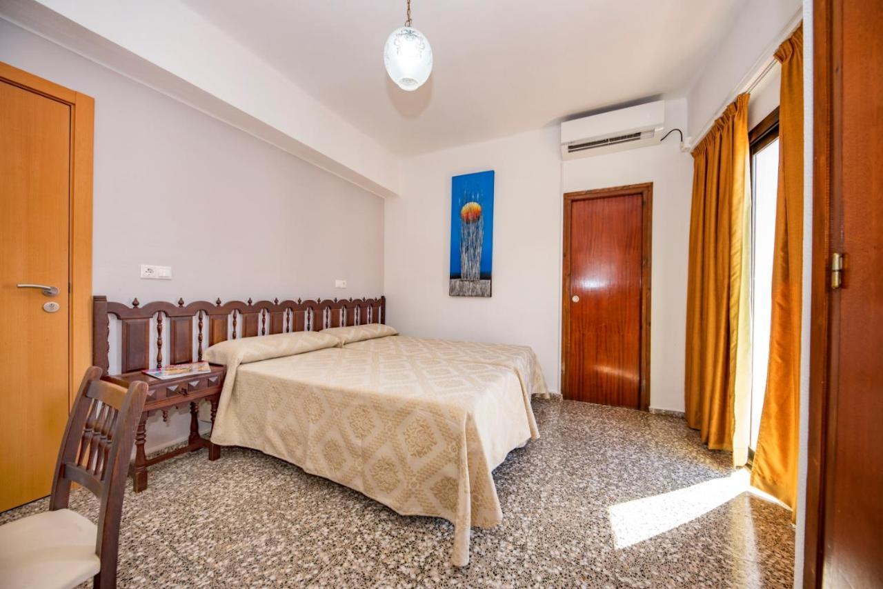 Hostal Y Apartamentos Santa Eulalia Santa Eularia des Riu Ngoại thất bức ảnh
