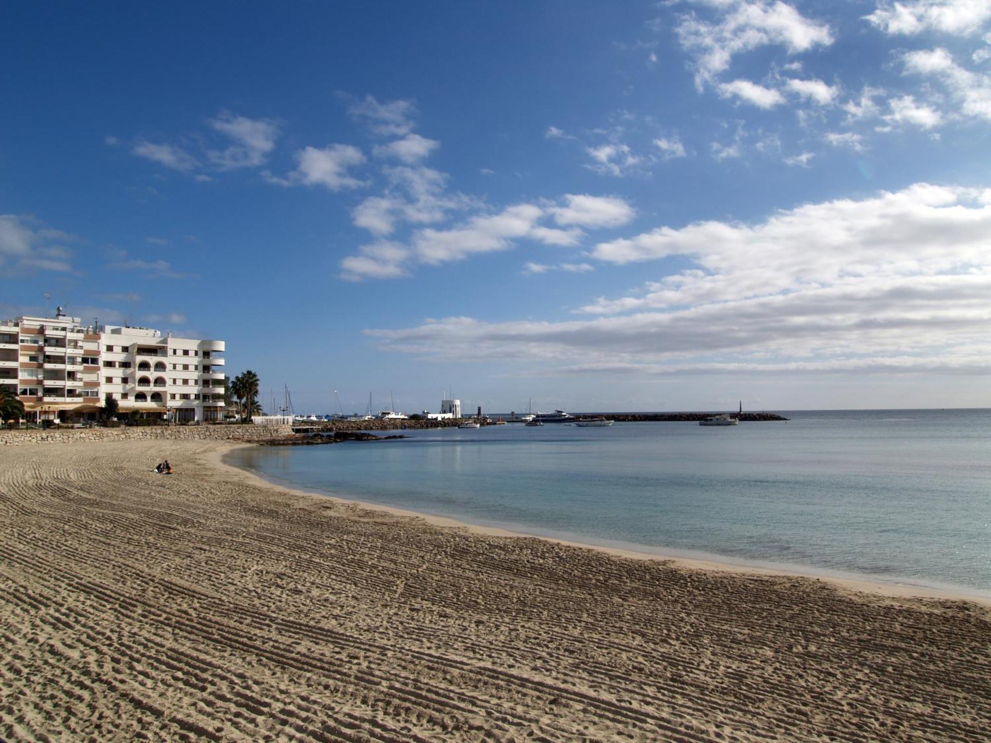Hostal Y Apartamentos Santa Eulalia Santa Eularia des Riu Ngoại thất bức ảnh