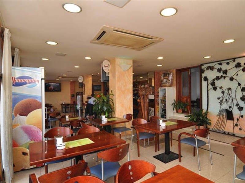 Hostal Y Apartamentos Santa Eulalia Santa Eularia des Riu Ngoại thất bức ảnh