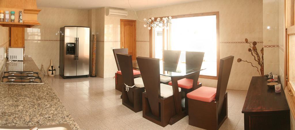 Hostal Y Apartamentos Santa Eulalia Santa Eularia des Riu Ngoại thất bức ảnh