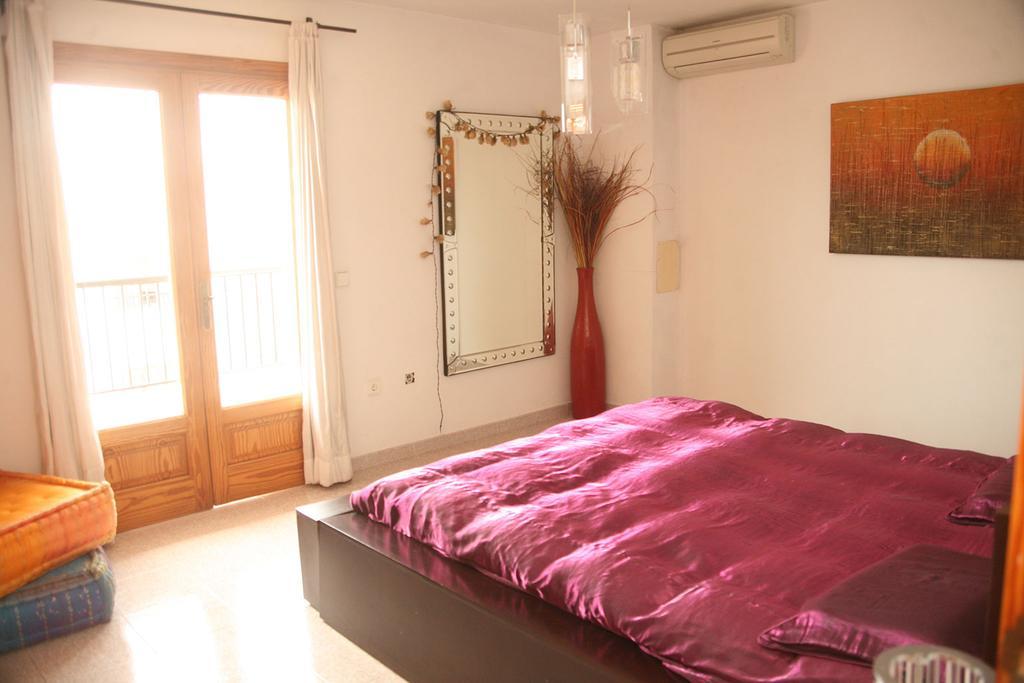 Hostal Y Apartamentos Santa Eulalia Santa Eularia des Riu Ngoại thất bức ảnh