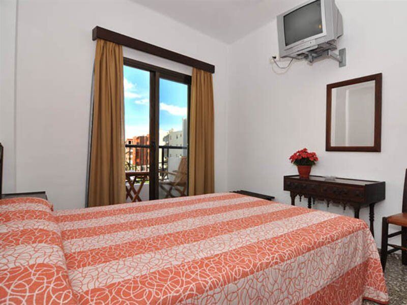 Hostal Y Apartamentos Santa Eulalia Santa Eularia des Riu Ngoại thất bức ảnh