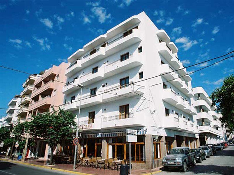 Hostal Y Apartamentos Santa Eulalia Santa Eularia des Riu Ngoại thất bức ảnh